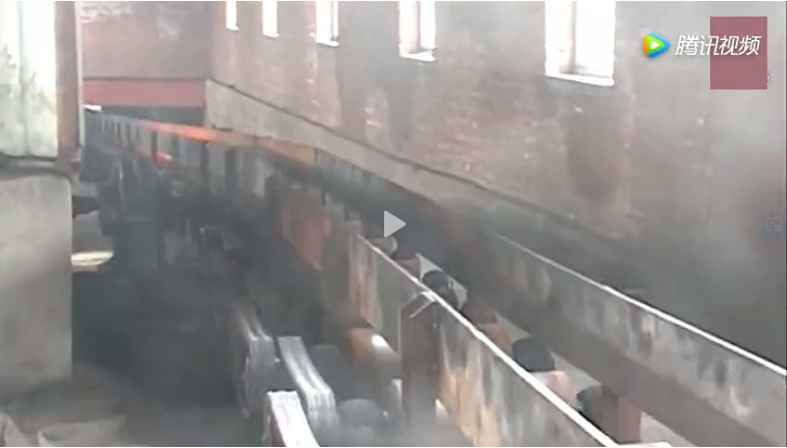 實拍軋鋼廠的壯觀場面，原來鋼筋都是這樣“扯”出來的